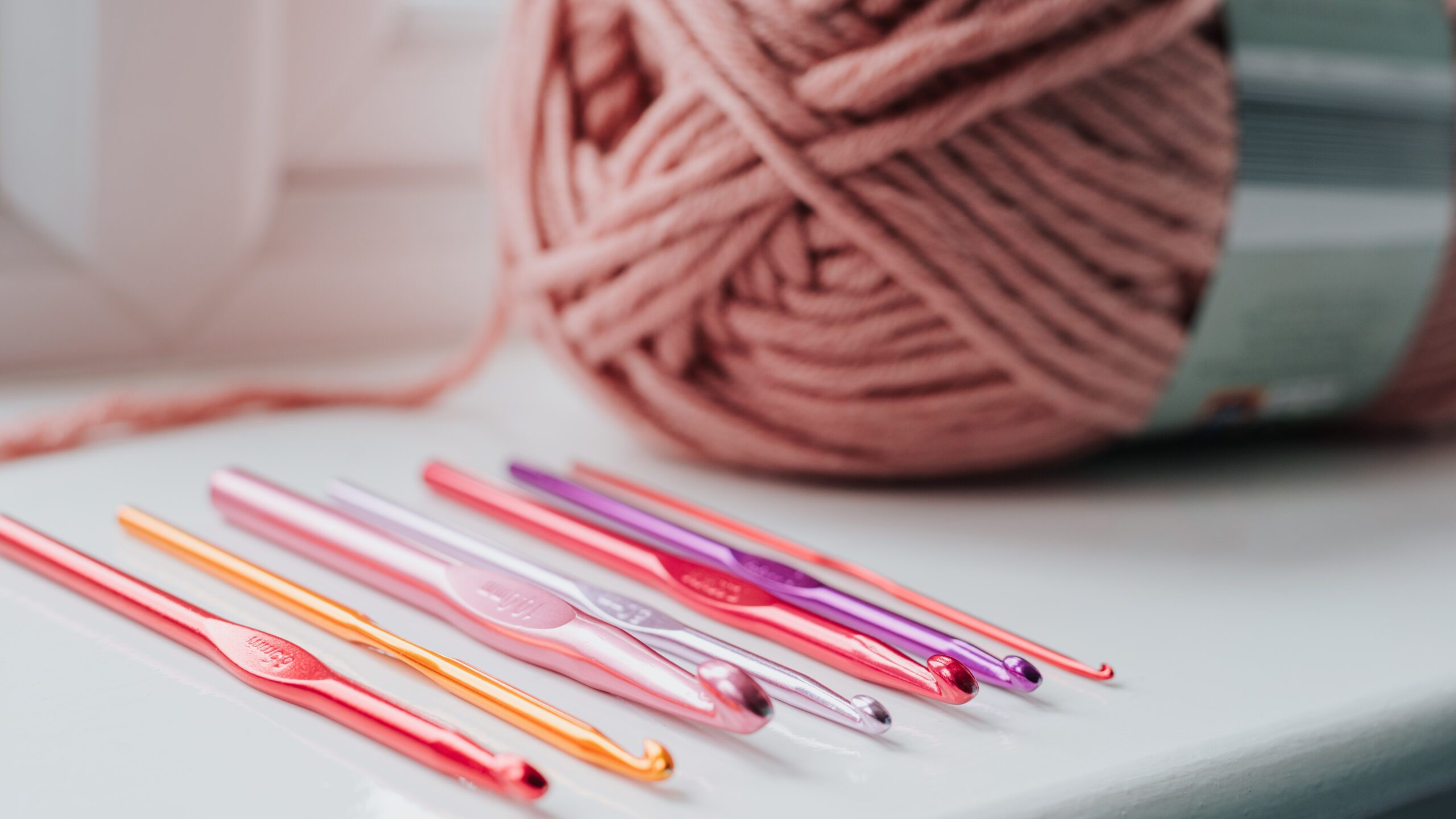 Guía completa de tipos y medidas de agujas de ganchillo o crochet
