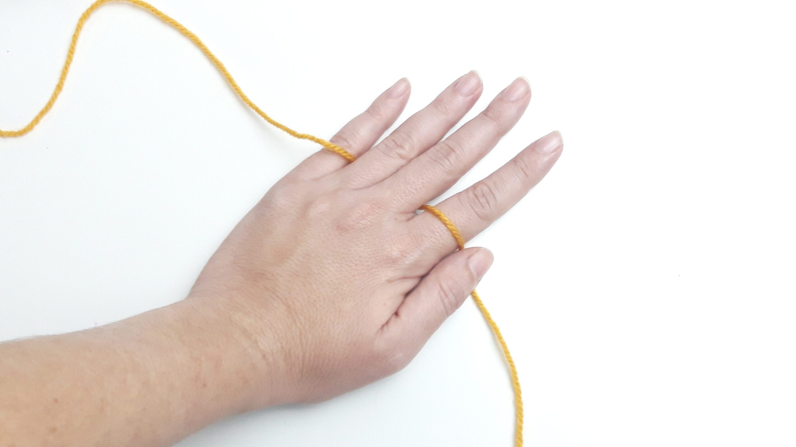 La mejor forma de sujetar el hilado en crochet o ganchillo según el tipo de crochetera.